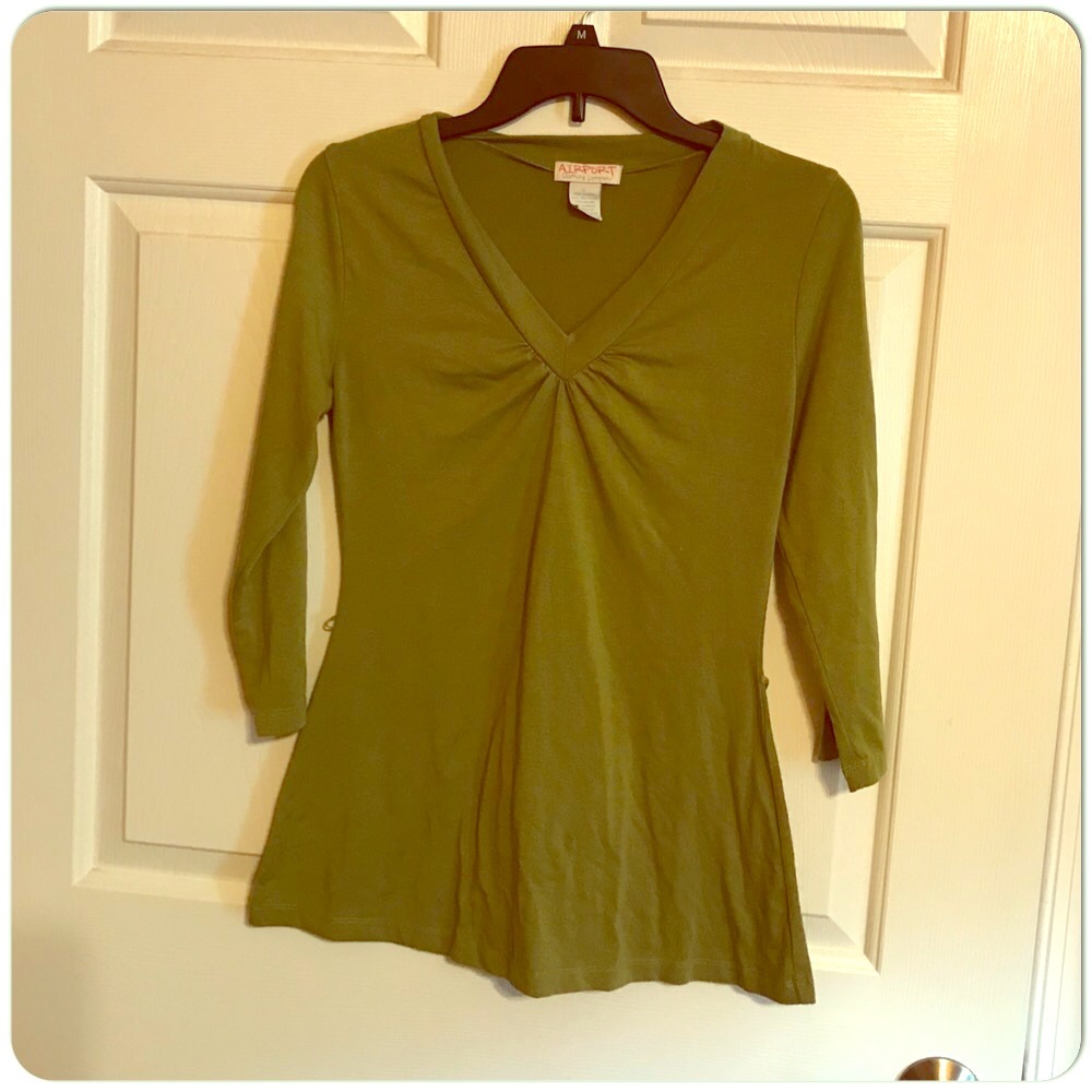 💥🎯💥3/$12💥Airport🛫Long Green formfitting top